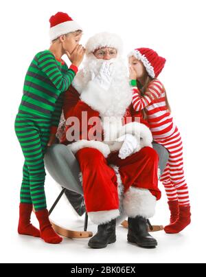 I bambini raccontando Santa i loro desideri contro uno sfondo bianco Foto Stock