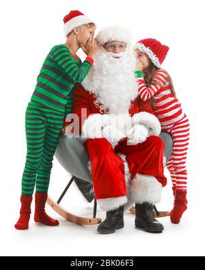 I bambini raccontando Santa i loro desideri contro uno sfondo bianco Foto Stock