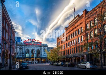 Spettacolare cielo crepuscolare sulla Union Station a Denver, Colorado, USA. Foto Stock