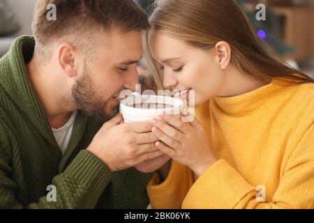 Coppia giovane di bere cioccolata calda a casa Foto Stock