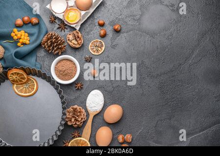 Ingredienti per la torta di Natale su sfondo scuro Foto Stock