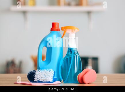 Set di materiali per la pulizia sul tavolo in cucina Foto Stock