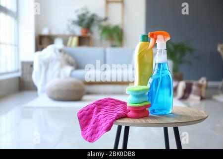 Set di materiali per la pulizia sul tavolo in camera Foto Stock