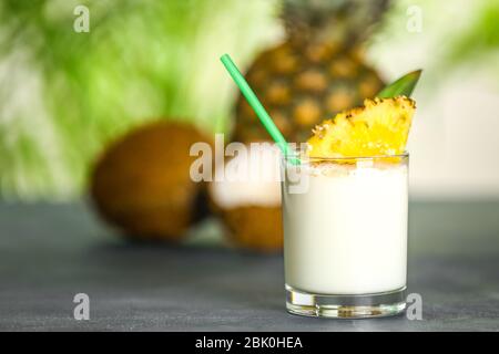 Bicchiere di gustosa Pina Colada cocktail sul tavolo Foto Stock