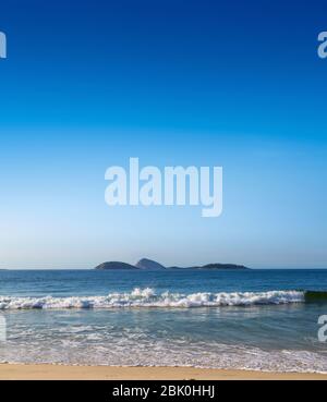 Spiaggia di Ipanema. Rio de Janeiro, Brasile. Bella vista sulla spiaggia, sul mare e sulle isole di fronte alla costa di Rio. Foto Stock