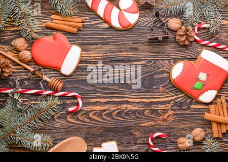 Composizione di Natale con i cookie su sfondo di legno Foto Stock