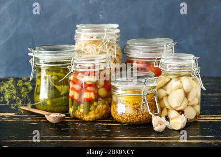 I vasetti con diverse verdure in scatola sul tavolo Foto Stock