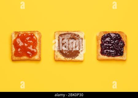 Diversi gustosi sandwiches sul colore di sfondo Foto Stock