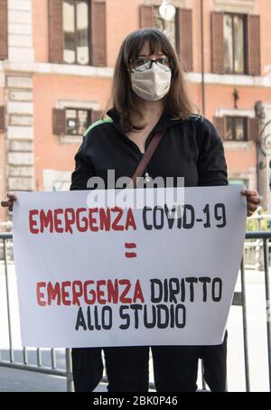 Roma, Italia. 30 Aprile 2020. Unione e movimenti per il diritto di alloggio manifestano al di fuori del Parlamento, nonostante i divieti sul Coronavirus. Una conferenza stampa per chiedere diritti a tutti, a partire dal contributo al canone, fino al blocco totale e al congelamento di tutti i pagamenti delle utenze. A questo punto, molti sono stati lasciati senza salari perché hanno lavorato illegalmente, senza un contratto regolare.l'Unione ha consegnato una lettera al Parlamento con le sue richieste, senza risposte del governo, i movimenti promettono battaglia. (Foto di Elisa Bianchini/Pacific Press) Credit: Pacific Press Agency/Alamy Live News Foto Stock