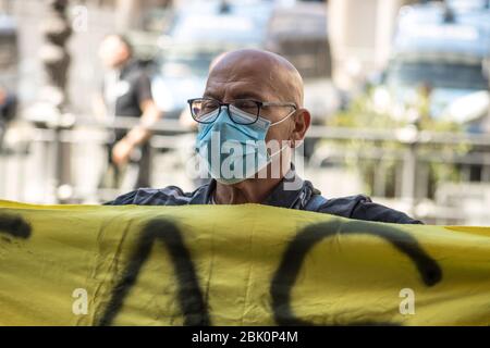 Roma, Italia. 30 Aprile 2020. Unione e movimenti per il diritto di alloggio manifestano al di fuori del Parlamento, nonostante i divieti sul Coronavirus. Una conferenza stampa per chiedere diritti a tutti, a partire dal contributo al canone, fino al blocco totale e al congelamento di tutti i pagamenti delle utenze. A questo punto, molti sono stati lasciati senza salari perché hanno lavorato illegalmente, senza un contratto regolare.l'Unione ha consegnato una lettera al Parlamento con le sue richieste, senza risposte del governo, i movimenti promettono battaglia. (Foto di Elisa Bianchini/Pacific Press) Credit: Pacific Press Agency/Alamy Live News Foto Stock