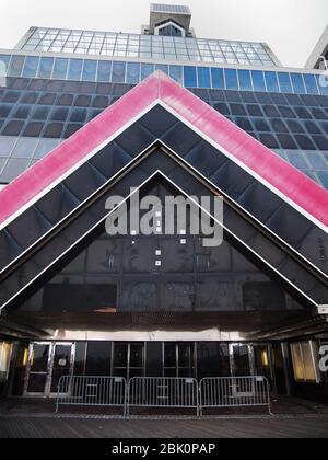 ATLANTIC CITY, NEW JERSEY - 4 LUGLIO 2019: Il crumbling ex Trump Plaza Hotel and Casino, bankupt e venduti anni fa, vuoto dal 2014 è diventato un Foto Stock