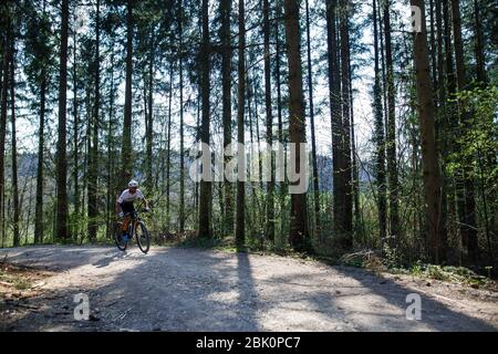 09 aprile 2020, Baden-Wuerttemberg, Kirchheim unter Teck: Mountain biker Manuel Fumic, 38, si allena con la sua mountain bike nelle foreste intorno alla sua città natale. La cancellazione dei Mondiali di Mountain Bike ad Albstadt senza sostituzione colpisce soprattutto gli atleti locali. Per il quattro volte partecipante olimpico Manuel Fumic, l'evento nella sua città natale, che è datato per la fine di giugno, è stato ancora più importante dei Giochi olimpici di Tokyo. (Al dpa: Mountain Biker Fumic: il campionato del mondo di casa era anche un obiettivo più grande dei Giochi Olimpici) Foto: Philipp von Ditfurth/dpa Foto Stock