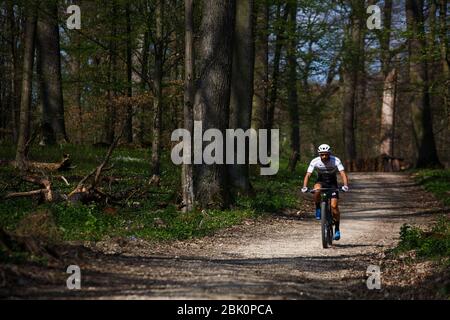 09 aprile 2020, Baden-Wuerttemberg, Kirchheim unter Teck: Mountain biker Manuel Fumic, 38, si allena con la sua mountain bike nelle foreste intorno alla sua città natale. La cancellazione dei Mondiali di Mountain Bike ad Albstadt senza sostituzione colpisce soprattutto gli atleti locali. Per il quattro volte partecipante olimpico Manuel Fumic, l'evento nella sua città natale, che è datato per la fine di giugno, è stato ancora più importante dei Giochi olimpici di Tokyo. (Al dpa: Mountain Biker Fumic: il campionato del mondo di casa era anche un obiettivo più grande dei Giochi Olimpici) Foto: Philipp von Ditfurth/dpa Foto Stock