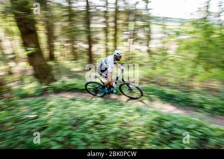 09 aprile 2020, Baden-Wuerttemberg, Kirchheim unter Teck: Mountain biker Manuel Fumic, 38, si allena con la sua mountain bike nelle foreste intorno alla sua città natale. La cancellazione dei Mondiali di Mountain Bike ad Albstadt senza sostituzione colpisce soprattutto gli atleti locali. Per il quattro volte partecipante olimpico Manuel Fumic, l'evento nella sua città natale, che è datato per la fine di giugno, è stato ancora più importante dei Giochi olimpici di Tokyo. (Al dpa: Mountain Biker Fumic: il campionato del mondo di casa era anche un obiettivo più grande dei Giochi Olimpici) Foto: Philipp von Ditfurth/dpa Foto Stock