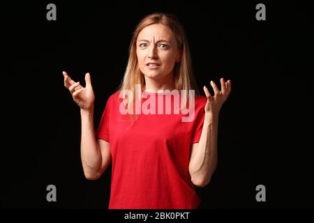 Ha sottolineato la donna su sfondo scuro Foto Stock