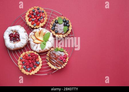 Rack con dolci sul colore di sfondo Foto Stock