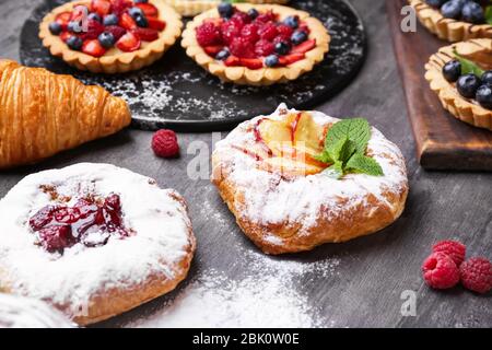 Assortimento di pasticceria su sfondo grigio Foto Stock