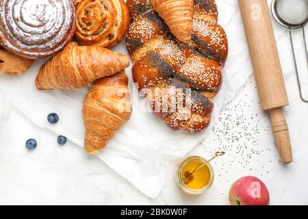 Assortimento di pasticceria su tavola Foto Stock