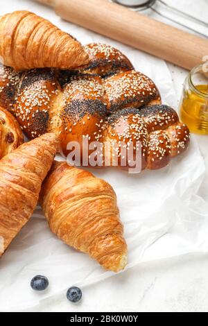 Assortimento di pasticceria su tavola Foto Stock