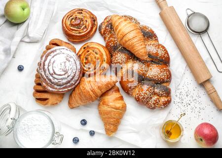 Assortimento di pasticceria su tavola Foto Stock