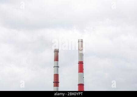 Fumare grandi camini industriali in nuvole. Concetto di protezione ambientale Foto Stock