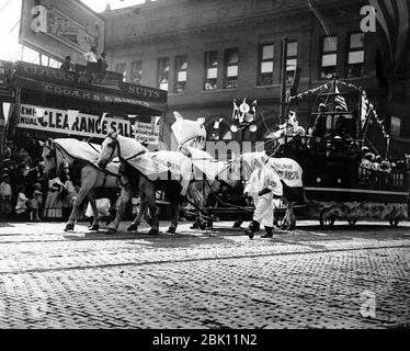 Galleggiante trainato da cavalli nella Golden Potlatch Parade, Seattle (CURTIS 1013). Foto Stock