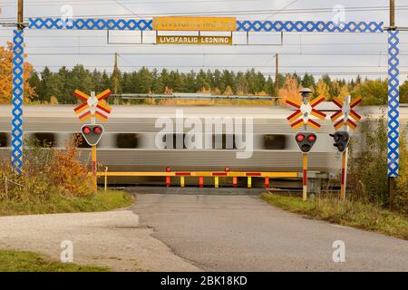 Un treno sta passando un incrocio ferroviario Foto Stock