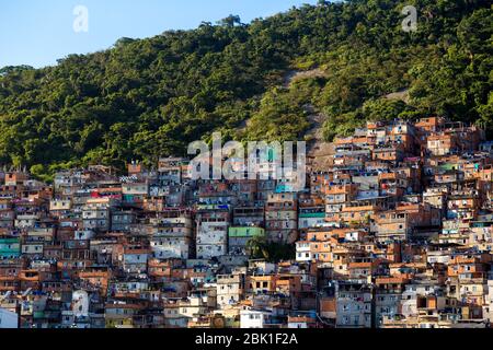 Favela di Rio de Janeiro, Brasile. Case colorate in una collina. Zona sul di Rio. Quartieri poveri della città. Foto Stock