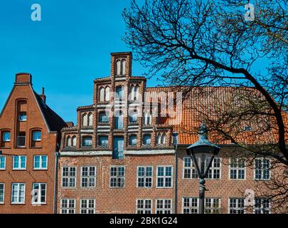 Casa con mattoni e maneggio a gradini in una città vecchia nel nord della Germania Foto Stock