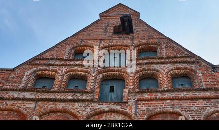 Casa con mattoni e maneggio a gradini in una città vecchia nel nord della Germania Foto Stock