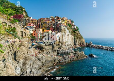 Manarola villaggio nelle cinque Terre, con le sue case colorate. Foto Stock