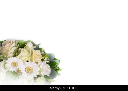 Mazzo di fiori bianchi isolati su sfondo bianco. Foto Stock