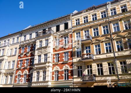 Le facciate di alcuni vecchi edifici di appartamenti ristrutturati visti a Berlino, Germania Foto Stock