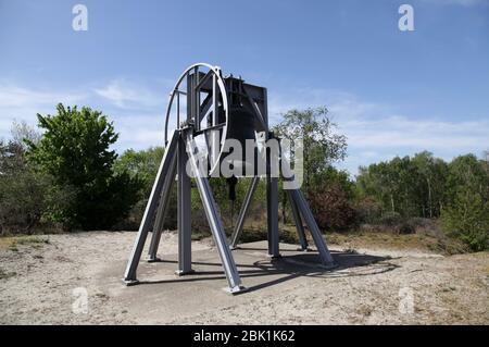 La Campana di Bourdon al sito commemorativo della seconda Guerra Mondiale Olandese di Waalsdorpervlakte nei Paesi Bassi.Area delle dune 'Meijendel' Foto Stock