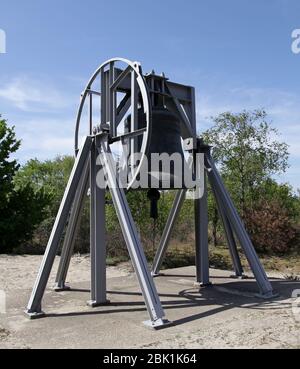 La Campana di Bourdon al sito commemorativo della seconda Guerra Mondiale Olandese di Waalsdorpervlakte nei Paesi Bassi.Area delle dune 'Meijendel' Foto Stock