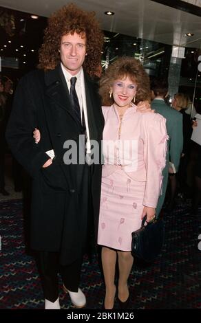 LONDRA, REGNO UNITO. 4 ottobre 1990: La regina chitarrista Brian May & attrice moglie Anita Dobson al Variety Club of Great Britain Awards a Londra. Foto file © Paul Smith/Featureflash Foto Stock