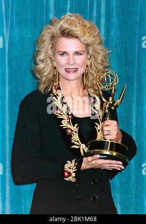 PASADENA, CALIFORNIA. 16 settembre 1990: Attrice Candice Bergen al Primetime Emmy Awards di Pasadena. Foto file © Paul Smith/Featureflash Foto Stock