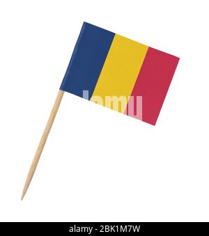 Piccola bandiera di carta della Romania su bastone di legno, isolato su bianco Foto Stock