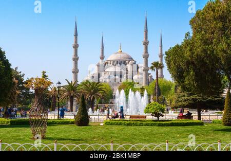 Vista sulla piazza principale nella soleggiata mattina primaverile, Moschea Sultan Ahmed (Moschea Blu), Istanbul, Turchia. Foto Stock