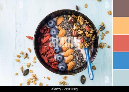 Ciotola per frullato di yogurt con frutti di bosco. Campione di colore Foto Stock