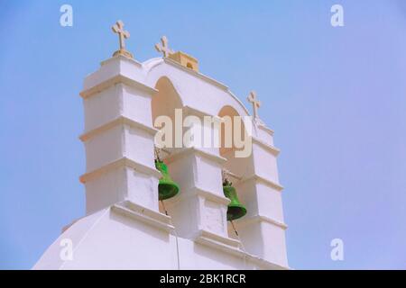 Mykonos, Grecia chiesa bianca torre campanaria in Cicladi isola Foto Stock