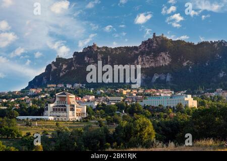 Repubblica di San Marino. Le tre torri di San Marino visto da Cailungo. Montale sulla sinistra, Cesta al centro e Guaita sulla destra. San ma Foto Stock