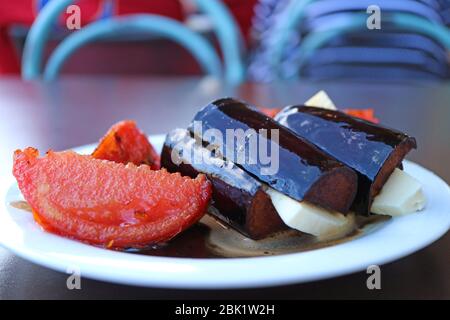 Primo piano insalata di pomodoro alla griglia con mozzarella e balsamico Foto Stock