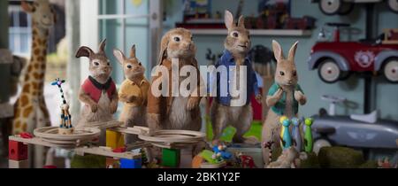 DATA DI USCITA: Gennaio 2021 TITOLO: Peter Rabbit 2: The Runaway STUDIO: Sony Pictures Animation DIRECTOR: Will Gluck TRAMA: Thomas e Bea sono ora sposati e vivono con Peter e la sua famiglia di conigli. Annoiato di vita nel giardino, Pietro va nella grande città, dove incontra i personaggi ombrosi e finisce per creare caos per tutta la famiglia. CON LE STELLE: Mopsy (Elizabeth Debicki), Flopsy (Margot Robbie), Benjamin (Colin Moody), Peter Rabbit (James Corden) e Cottontail (Aimee Horneg). (Credit Image: © Sony Pictures Animation/Entertainment Pictures) Foto Stock