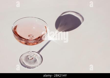 Bicchiere di spumante sul tavolo bianco Foto Stock