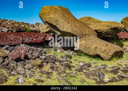Statue di moai posate a terra Foto Stock