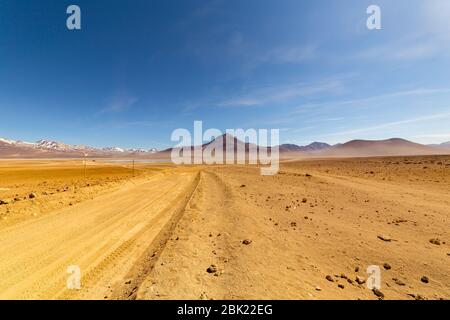 Splendida vista panoramica del deserto di Siloli. Splendido paesaggio di spettacolari Ande Boliviane e dell'Altiplano lungo la strada panoramica tra il confine Foto Stock