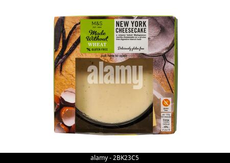 M&S New York Cheesecake fatta senza frumento, senza glutine - una cremosa cotta Madagascan vanilla cheesecake su un senza glutine digestivi base di biscotto Foto Stock