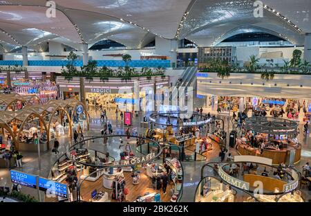 Istanbul / Turchia - 14 settembre 2019: Negozi duty free e Corte alimentare al nuovo terminal delle partenze internazionali dell'aeroporto di Istanbul, l'Havaliman di Istanbul Foto Stock