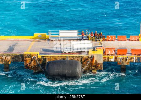 Costa Maya, Messico - 25 aprile 2019: Ormeggio gang e lavoratori portuali in attesa di ormeggio operazione nel porto di Costa Maya. Il parafango di ormeggio nella forma di Foto Stock